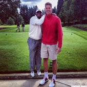 Meyers Leonard與傳奇棒球員Ken Griffey Jr.打高爾夫