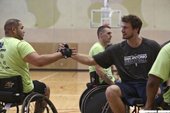 Tiago Splitter,Matt Bonner,Aron Baynes體驗輪椅籃球