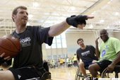 Tiago Splitter,Matt Bonner,Aron Baynes體驗輪椅籃球