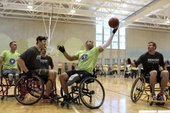 Tiago Splitter,Matt Bonner,Aron Baynes體驗輪椅籃球