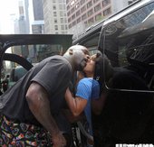 大歐與女友熱吻