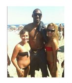 Kobe與沙灘辣妹合照