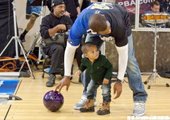 CP3與兒子玩保齡球