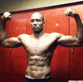 Serge Ibaka秀肌肉