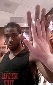 Kawhi Leonard的巨大手掌