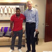 道奇隊超級新秀Yasiel Puig與湖人總管合影