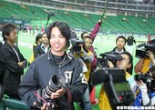 媒體簇擁的井川慶