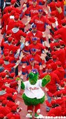 Phillie Phanatic 和隊員一同進場