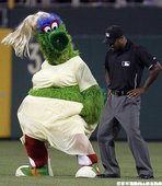Phillie Phanatic 跳 Lady Pha Pha 的舞步