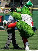 Phillie Phanatic 和裁判對決