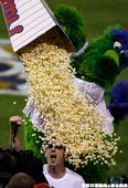 Phillie Phanatic 用爆米花幫球迷洗頭