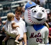 Mr. Met 和 Eli Manning