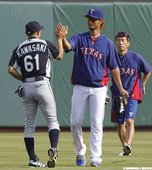 川崎宗則和達比修有場下互動
