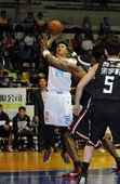 達欣林冠綸無懼身材劣勢頻頻往金酒禁區切入投籃