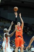 台灣大奈維爾靠著身高優勢在中距離開火得分