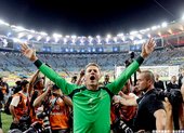 Manuel Neuer高舉雙手慶祝