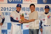 世界棒球經典賽台灣區資格賽宣告記者會回顧19 澎恰恰贈送鳳梨旺旺來