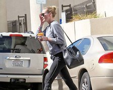 Kirsten-Dunst-Mansur-Gavriel-Bucket-Bag