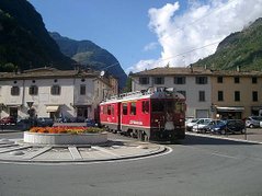 Berninabahn in Tirano, Italy(併用軌)