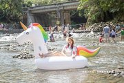 2025宇內溪戲水區開放，天然滑梯泳池，桃園小烏來風景特定區，小烏來天空步道、天空繩橋、風動石，一票玩到底(6/1起開放)