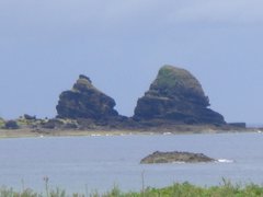 遙望坦克岩,活似兩坨屎