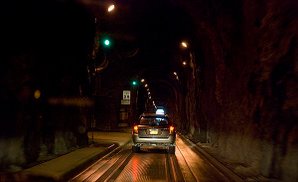 800px-Whittier-Tunnel-Interior-With-Safe-House(併用軌)