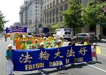 2010-7-24-falun-gong-dc-parade-720-1-02--ss.jpg