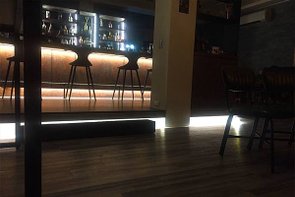 台中酒吧,酒吧內部,階梯式脫口秀場