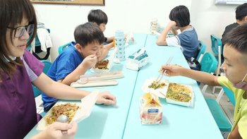 7.22綸子媽愛呷團捐贈餐點一批2.jpg