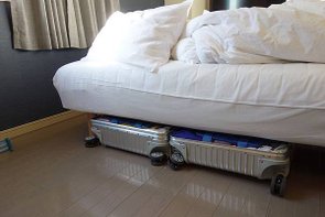13行李箱放床下.JPG