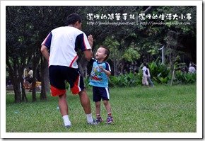 小宇的幼兒足球之與教練擊掌-2