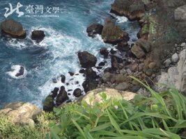 初春的海濱，有著少女不容褻玩的純淨姿顏