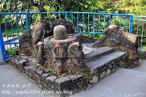 波卡拉(Pokhara)戴維斯瀑布(Devi&apos;s Falls; Patale Chhango)景區中的靈甘(Lingam)