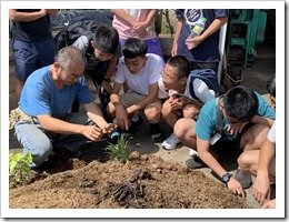 弘鼎公司徐先生跟同學介紹蚯蚓的卵