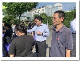 校長及賀老師與學生互動