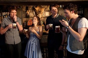 Harry-Potter-cast-drinking-butterbeer