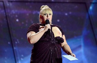 Rebel Wilson a fake double-nipple