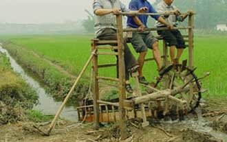 翻車-龍骨水車分為腳踏水車和手搖水車-龍骨水車是在三國時期所