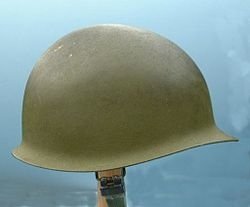 法國亞德里安鋼盔1915年/普魯士軍盔在1842年“尖頂帽”