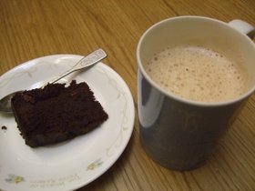 香濃的熱奶茶跟巧克力蛋糕