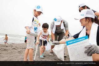 撿拾垃圾，仔細分類紀錄，建立旗津第一份「垃圾履歷」