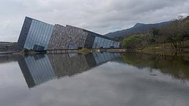 [宜蘭旅遊]蘭陽博物館獨特的單面山外觀建築斜頂設計，有特色的