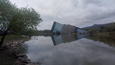 [宜蘭旅遊]蘭陽博物館獨特的單面山外觀建築斜頂設計，有特色的