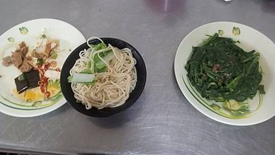 [基隆美食]好評不斷店家阿良飯麵館，滷味好吃又誇張的份量多，