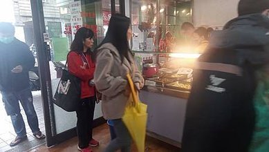 [新北美食]受中和當地鄉民喜愛的店家豪記燒臘，排隊的人潮成為