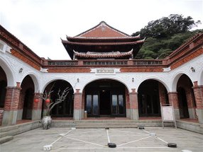 111610-60平台上畫有斜方棋.JPG