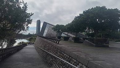 [宜蘭旅遊]蘭陽博物館獨特的單面山外觀建築斜頂設計，有特色的