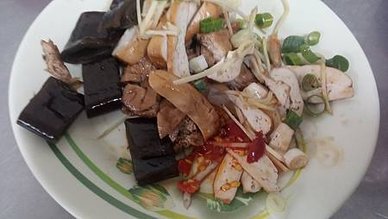 [基隆美食]好評不斷店家阿良飯麵館，滷味好吃又誇張的份量多，