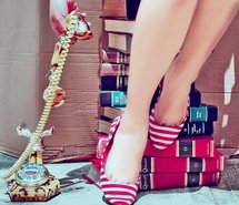 books-girl-pretty-shoes-telephone-190206.jpg