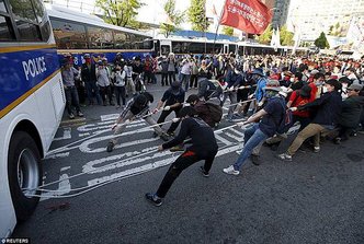 28343C3300000578-3064272-Violent_Some_angry_South_Korean_protesters_tried_to_protect_them-a-100_1430490852431
